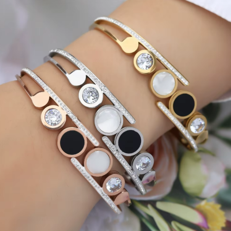 Pulseira com Desenho de Numeração Romana e Zircónica