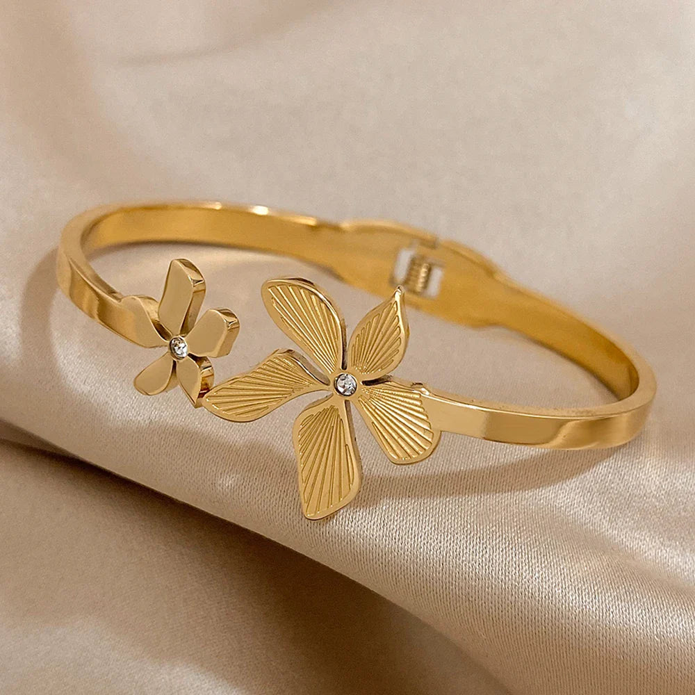 Pulseira Rígida Floral em Aço Inox