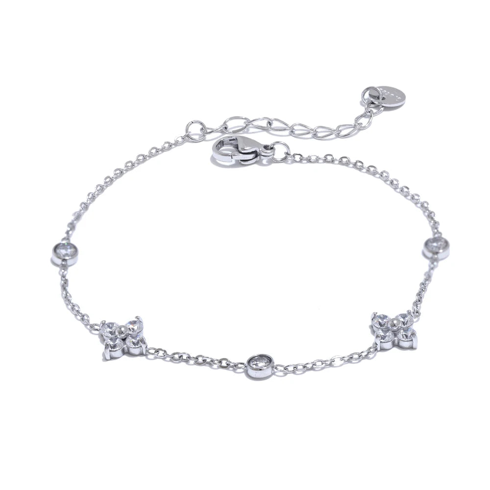 Pulseira flor de zircônia em aço inoxidável com banho prata, design delicado e fechamento ajustável da CIDEIVAN