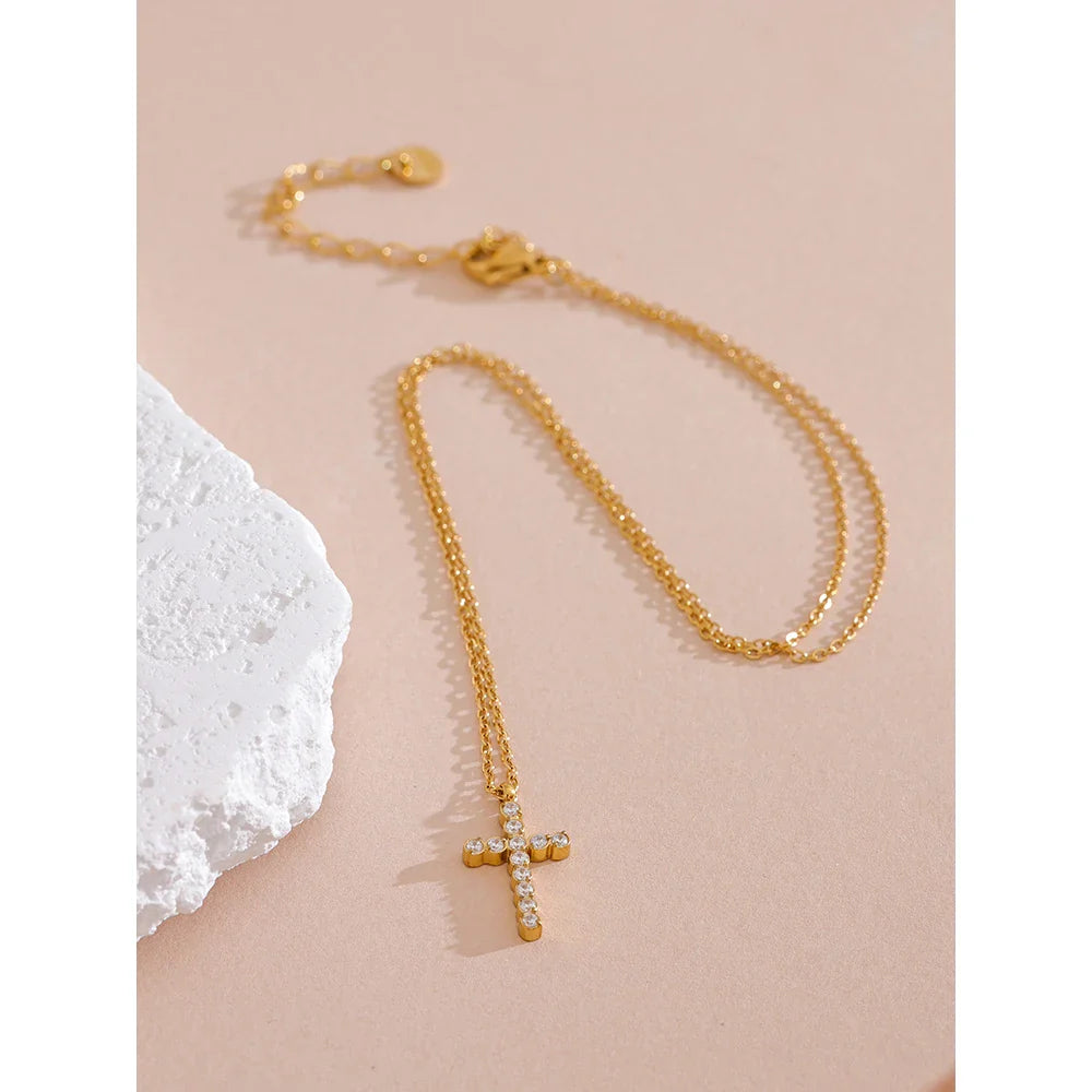 Colar com Pendente em Forma de Cruz
