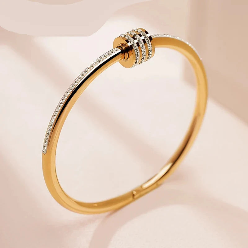 Pulseira Sofisticada em Aço Inox Dourado