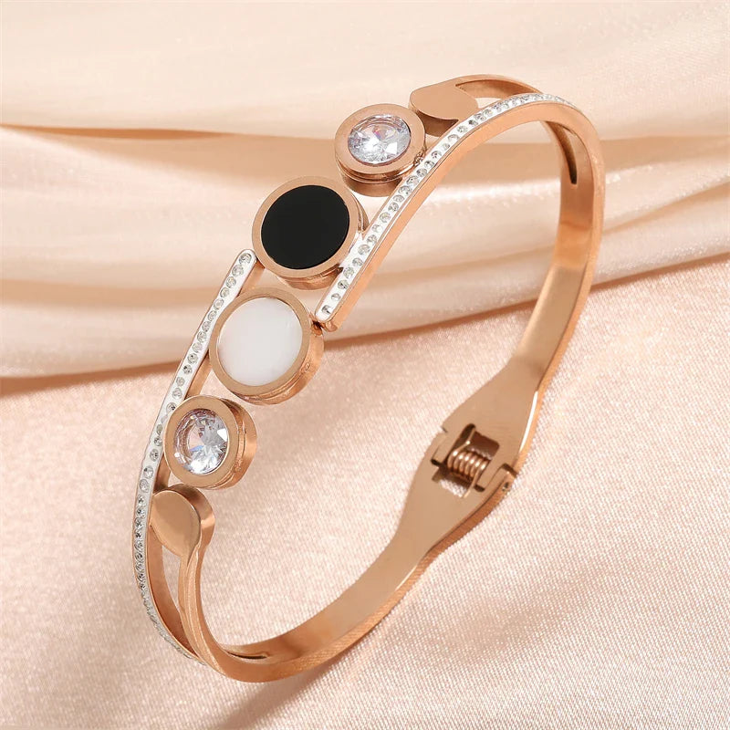 Pulseira com Desenho de Numeração Romana e Zircónica Rosa Dourado