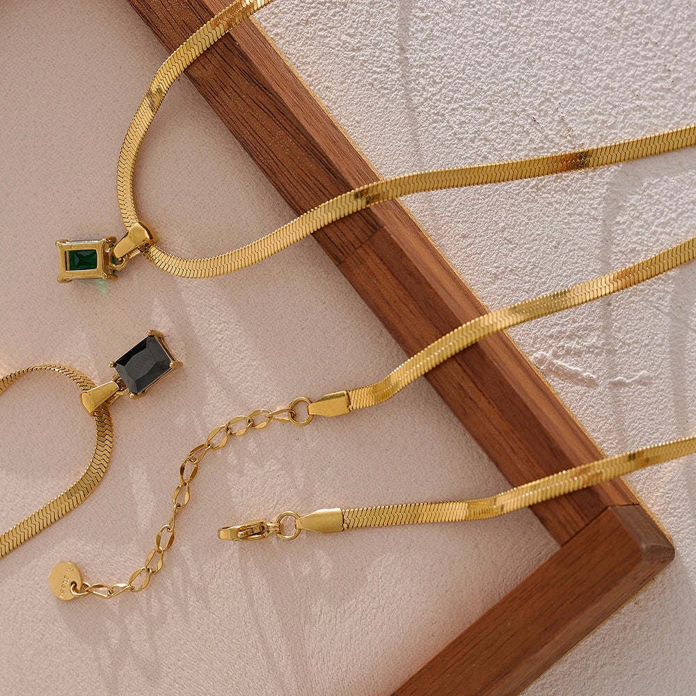 Colar com Pendente de Zircónia em Aço Inoxidável