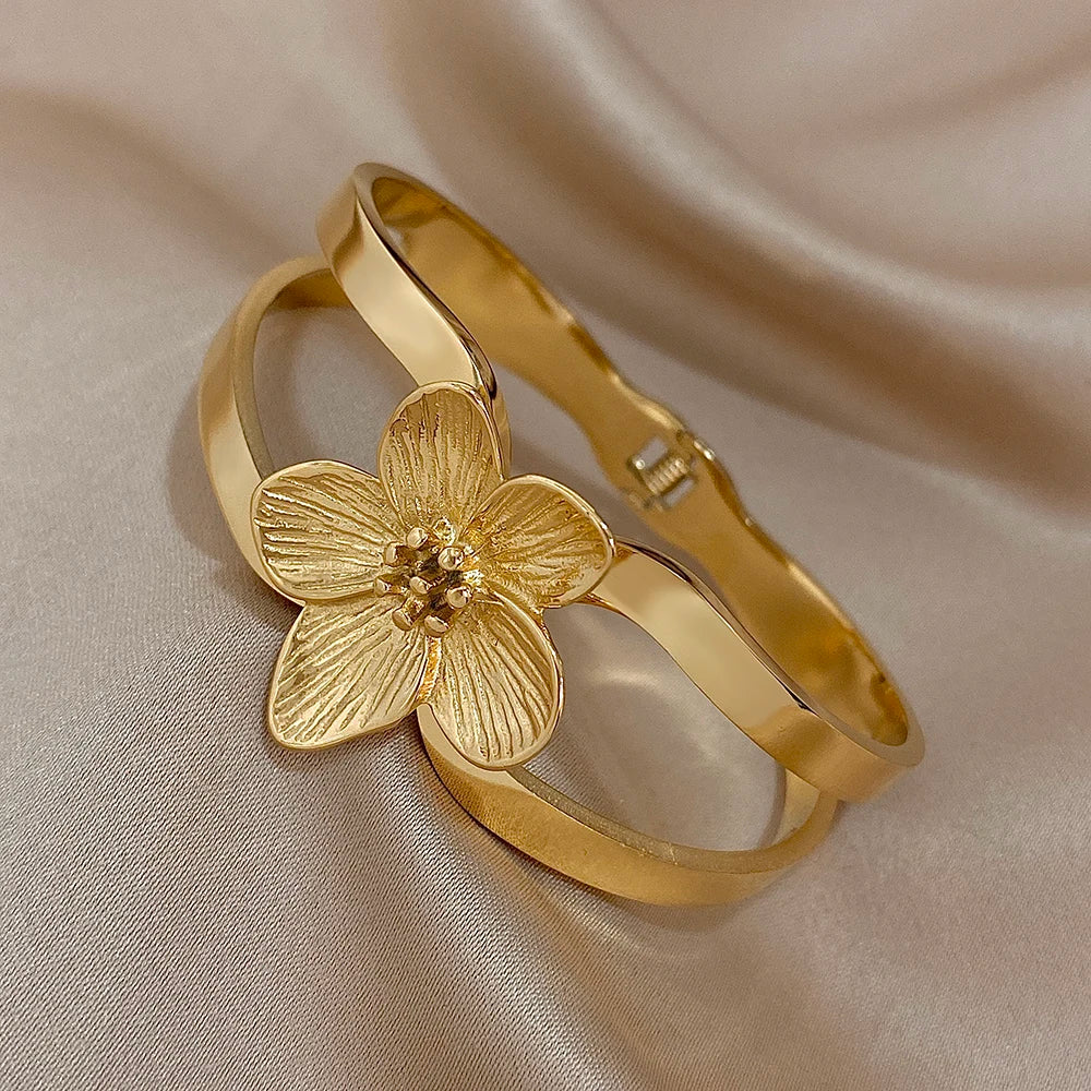 Pulseira com Charm Flor em Aço Inox
