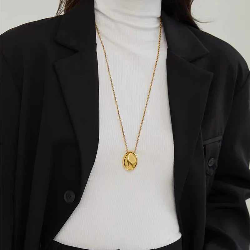 Colar Comprido com Pendente Oval Dourado