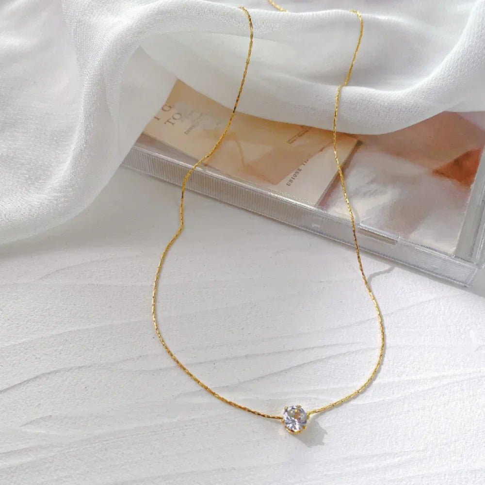 Colar Minimalista com Pedra de Zircónia em Aço Inoxidável Dourado