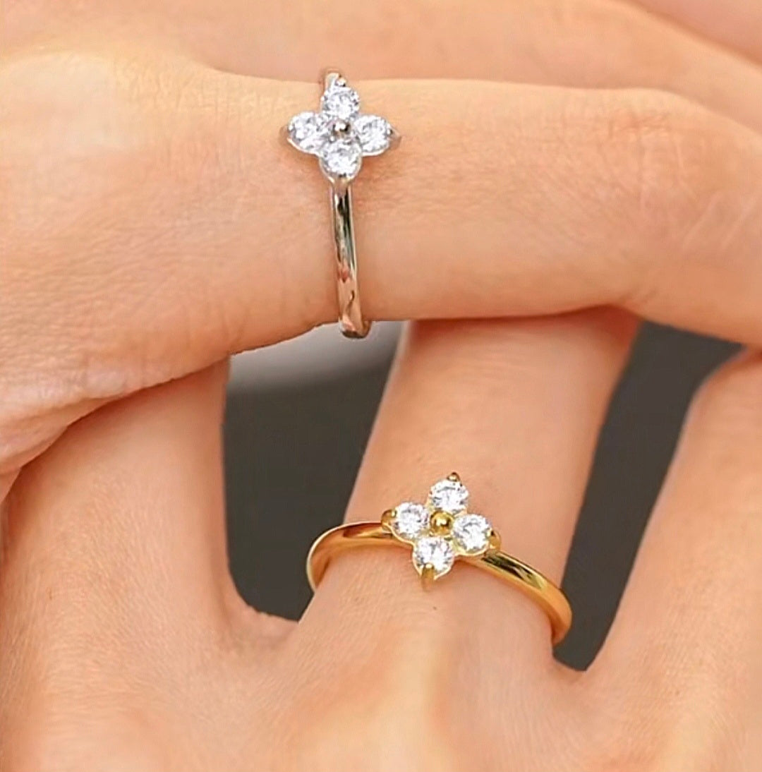 Mãos usando anéis ajustáveis flor de zircónia em aço inoxidável com design moderno da CIDEIVAN