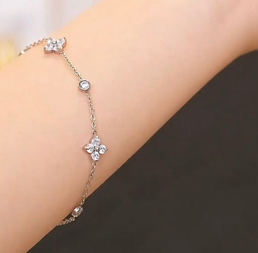 Pulseira flor de zircónias delicada em aço inoxidável com banho em ouro PVD, comprimento ajustável 16cm + 4cm