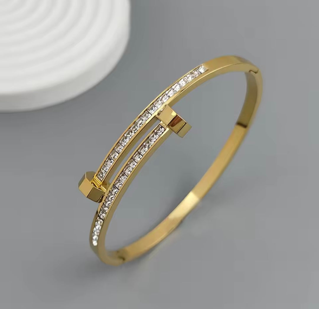 Pulseira bangle dourada com zircônia cúbica em aço inoxidável 316L sofisticada e elegante da CIDEIVAN