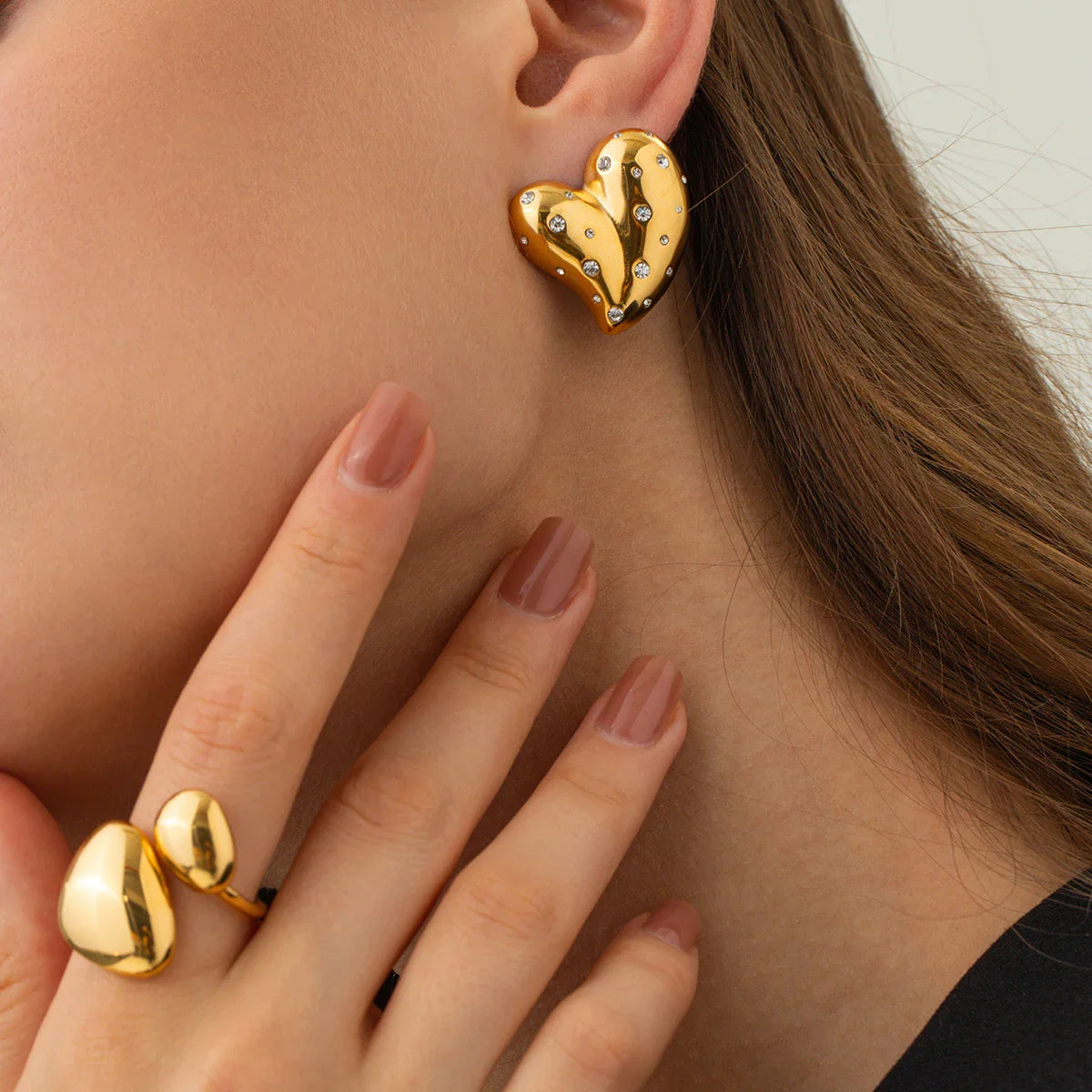 Brincos em Forma de Coração Dourado