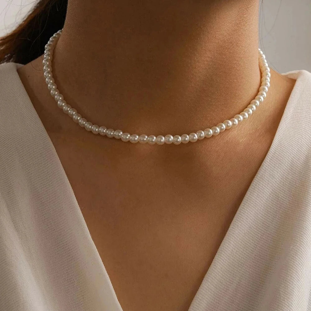 Um verdadeiro clássico que nunca sai de moda. Colares de pérolas elegantes, com fecho de aço inoxidável de alta qualidade e antialérgico.