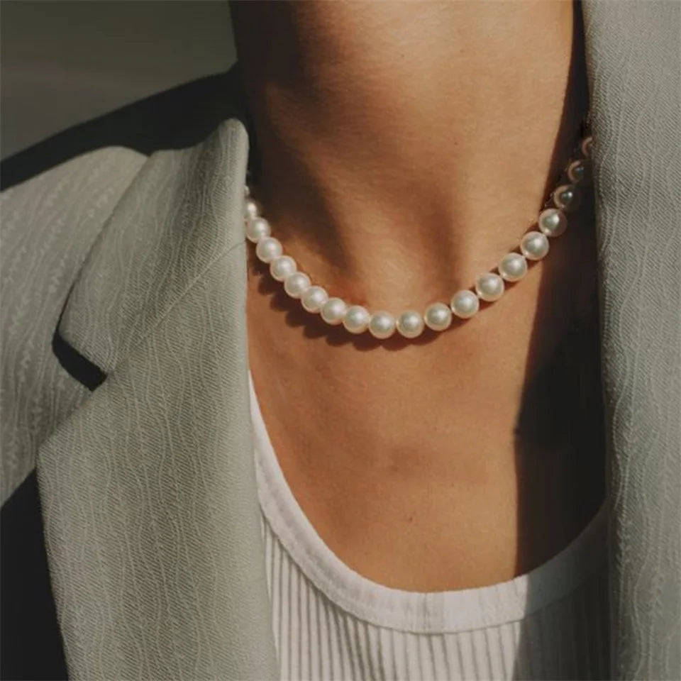 Um verdadeiro clássico que nunca sai de moda. Colares de pérolas elegantes, com fecho de aço inoxidável de alta qualidade e antialérgico.