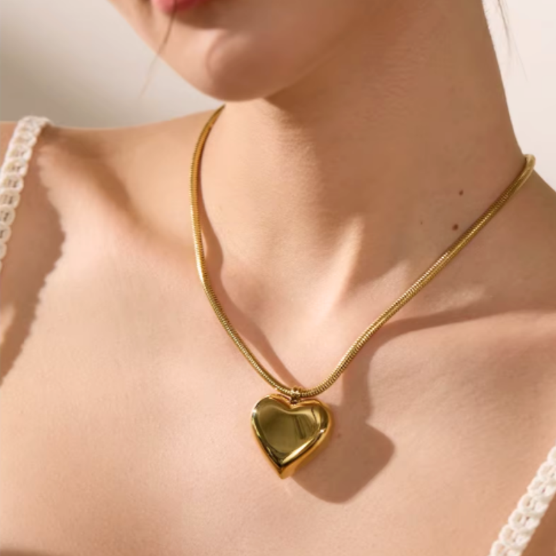 Colar com Pendente em Forma de Coração Dourado