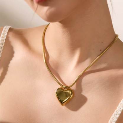 Colar com Pendente em Forma de Coração Dourado