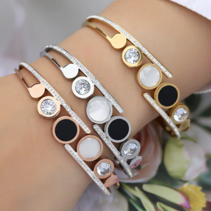 Pulseira com Desenho de Numeração Romana e Zircónica