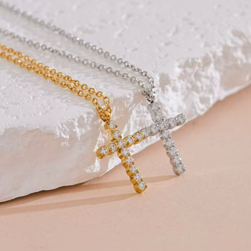 Colar com Pendente em Forma de Cruz