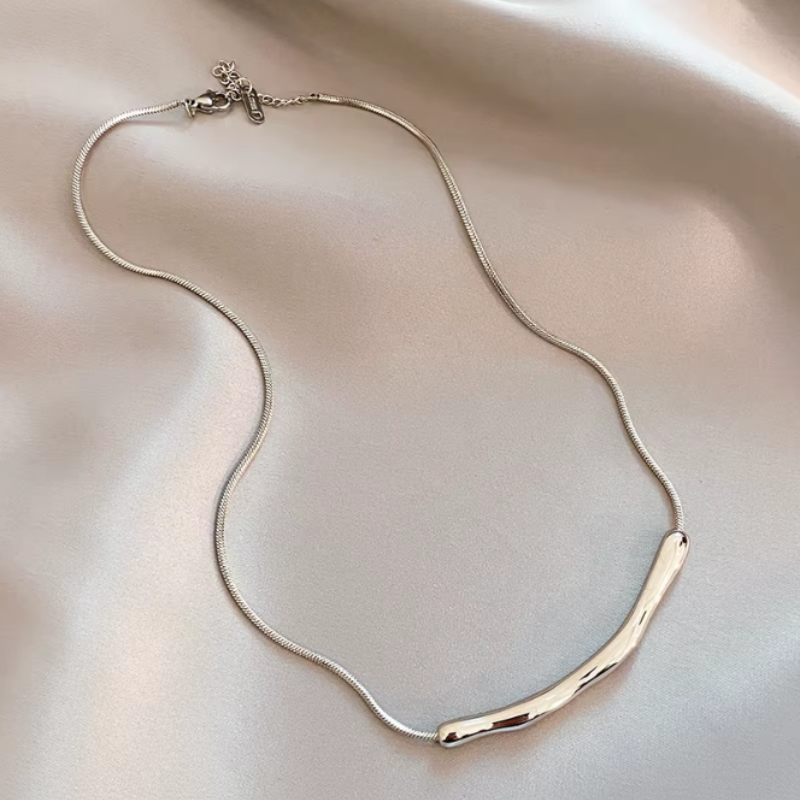 Colar Elegante em Aço Inoxidável Prateado