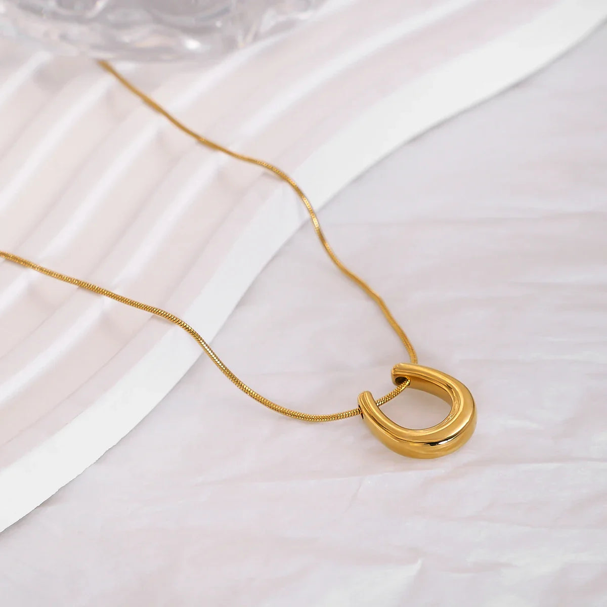 Colar com Pendente em U em Aço Inox Dourado