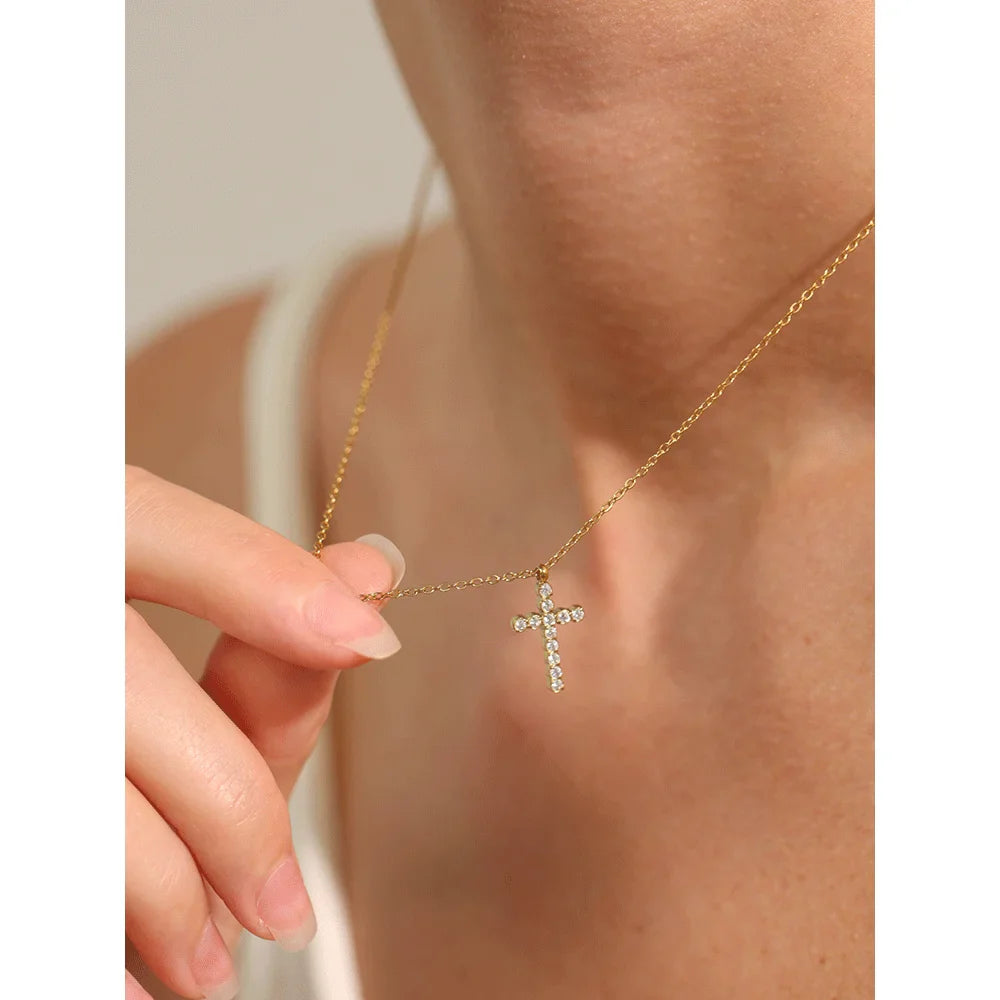 Colar com Pendente em Forma de Cruz