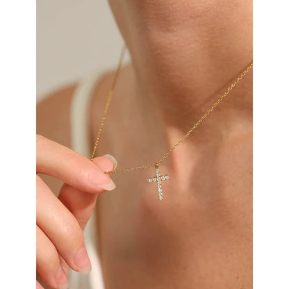 Colar com Pendente em Forma de Cruz