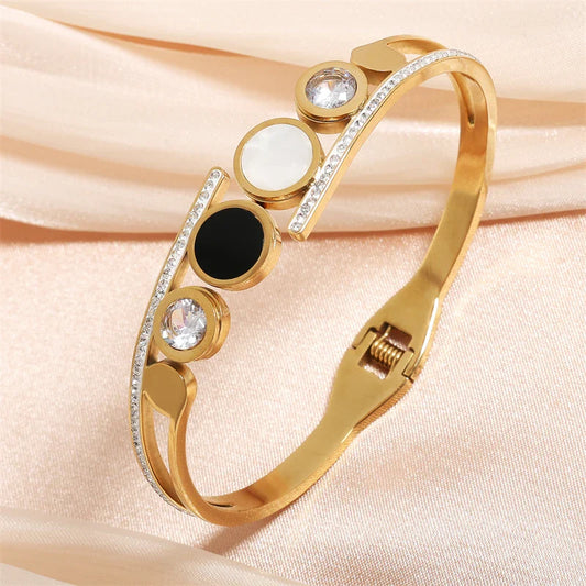 Pulseira com Desenho de Numeração Romana e Zircónica Dourado
