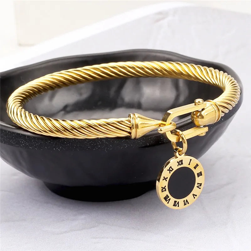 Pulseira com Charm de Numeração Romana Dourado