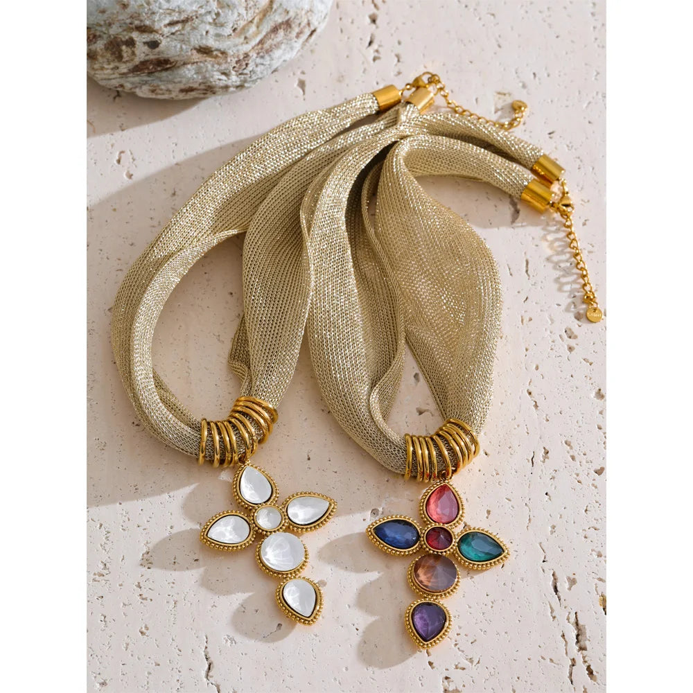 Colar de Tecido Pendente Cruz