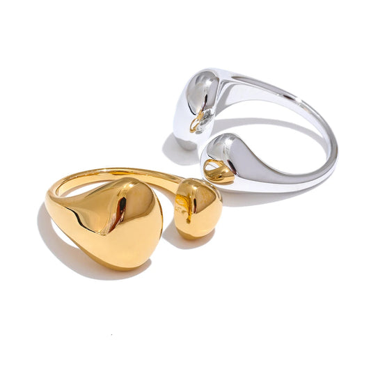 Anéis em aço inoxidável com design moderno em banho dourado e prata feitos pela CIDEIVAN para estilo sofisticado