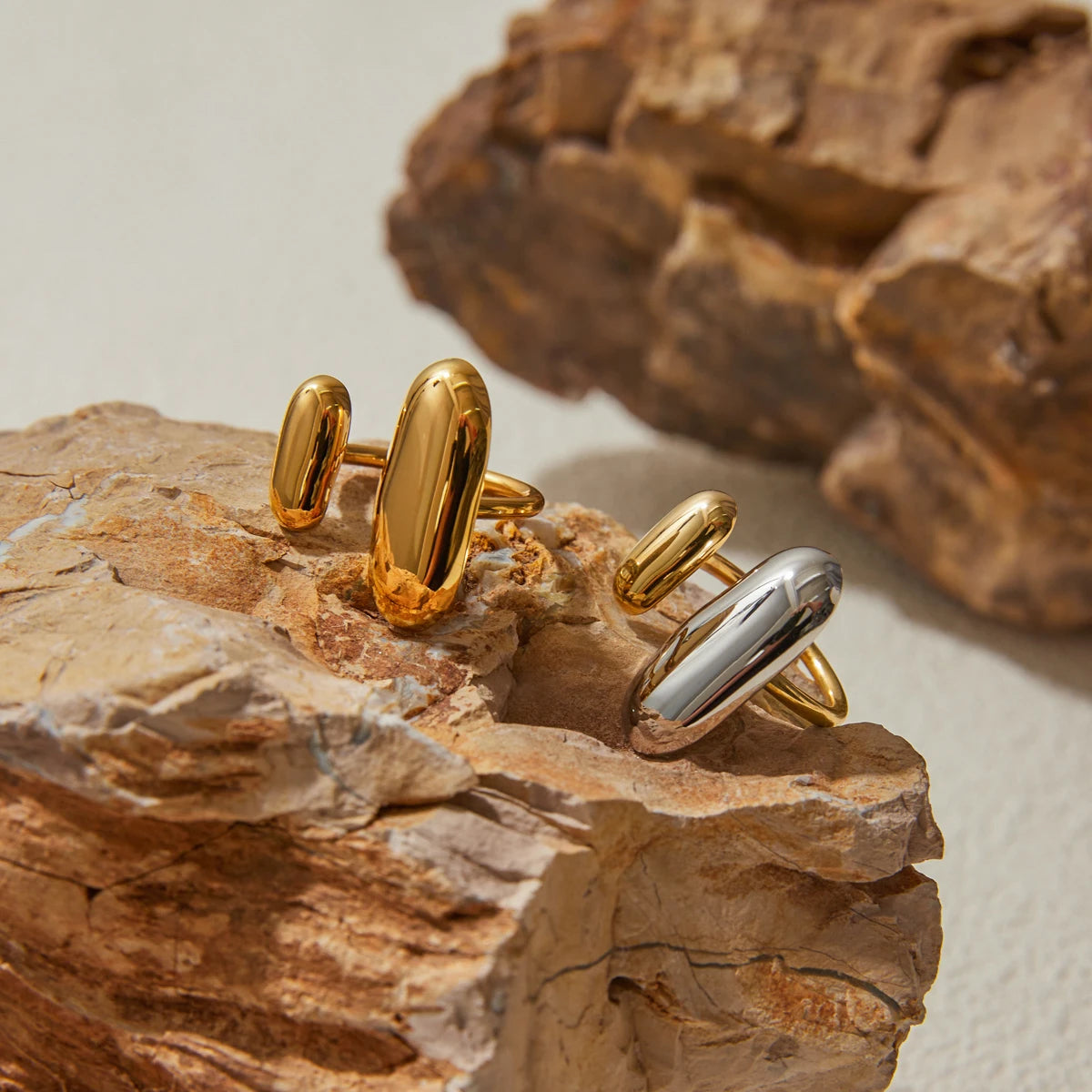Anel Tendência Mix em aço inoxidável com design moderno e acabamento dourado e prateado sobre pedra natural