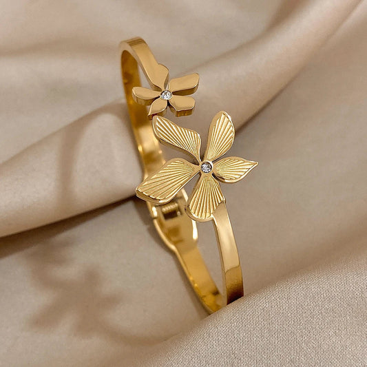 Pulseira Rígida Floral em Aço Inox