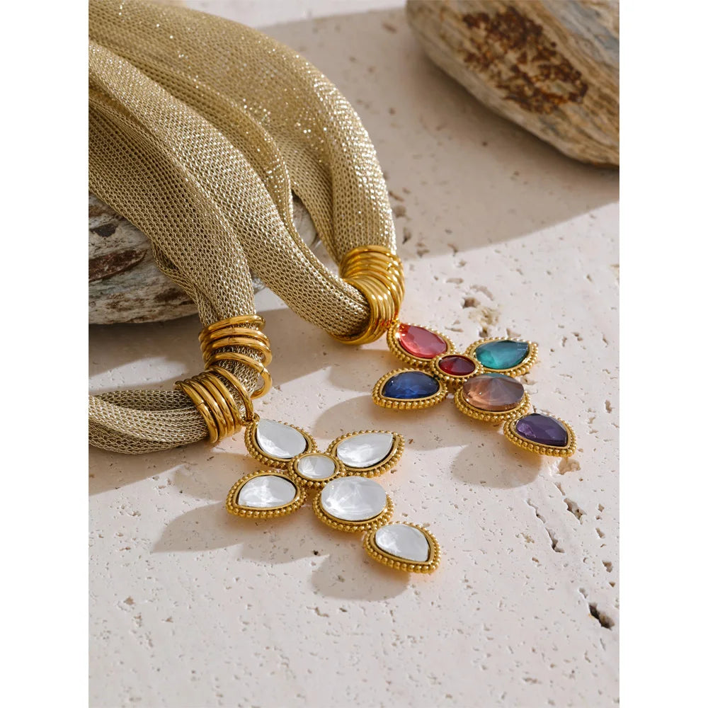 Colar de Tecido Pendente Cruz