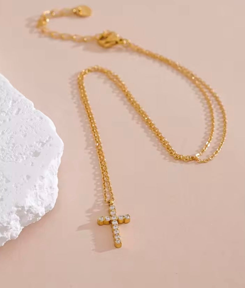 Colar com Pendente em Forma de Cruz Dourado