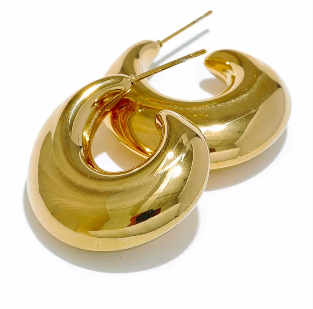 Brincos em Forma de C Dourado