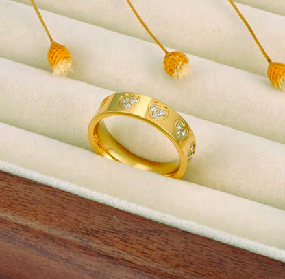 Anel de Zircónias e Aço Inox Dourado