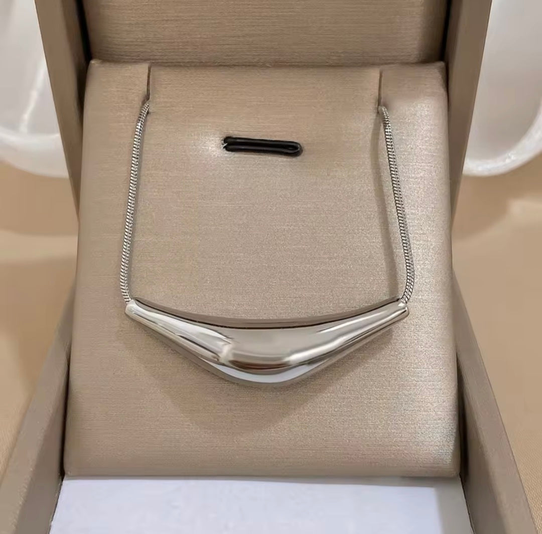Colar com Pendente em Forma de Tubo em Aço Inox