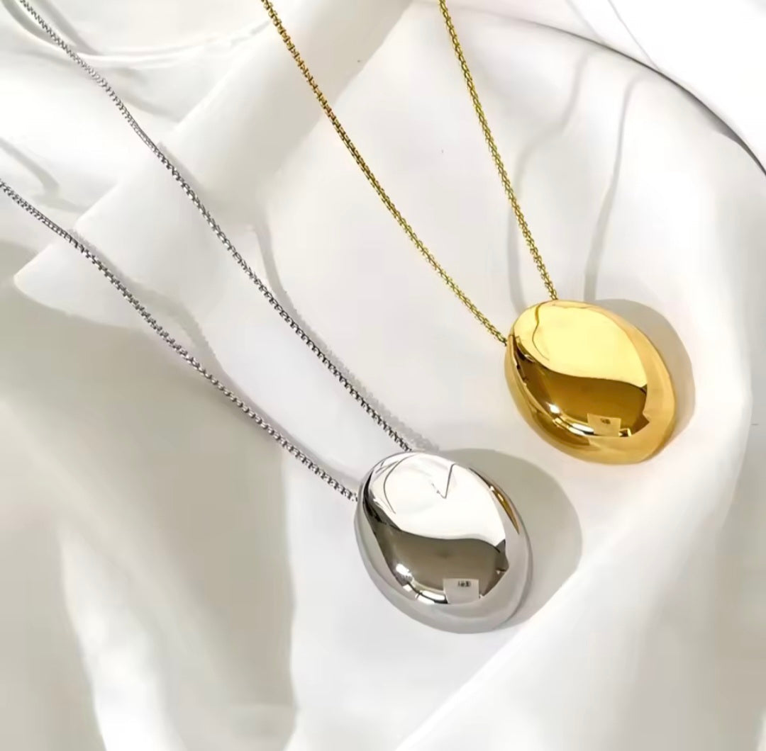 Colar Comprido com Pendente Oval