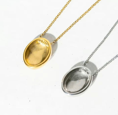 Colar Comprido com Pendente Oval