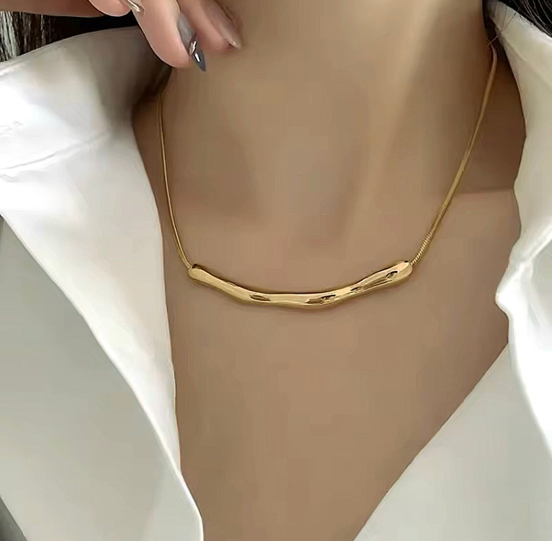 Colar Elegante em Aço Inoxidável