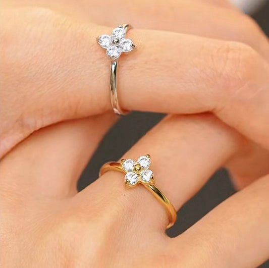 Anéis ajustáveis flor de zircônia em aço inoxidável com design moderno e delicado nas cores dourado e prateado