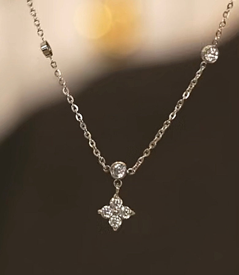Colar de flor delicada com zircônias em aço inoxidável com banho dourado PVD elegante e moderno