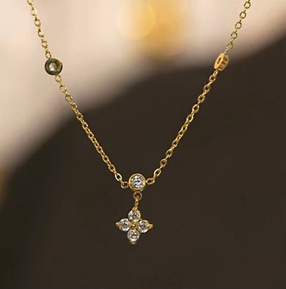 Colar delicado em aço inoxidável com banho ouro PVD e pingente de flor em zircônia brilhante moderno.