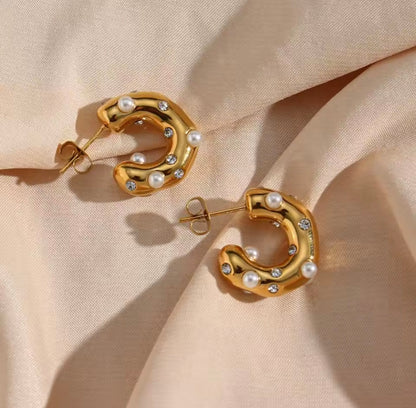 Brincos CIDEIVAN em aço inoxidável dourado com pedras de zircônia e pérolas para look sofisticado.