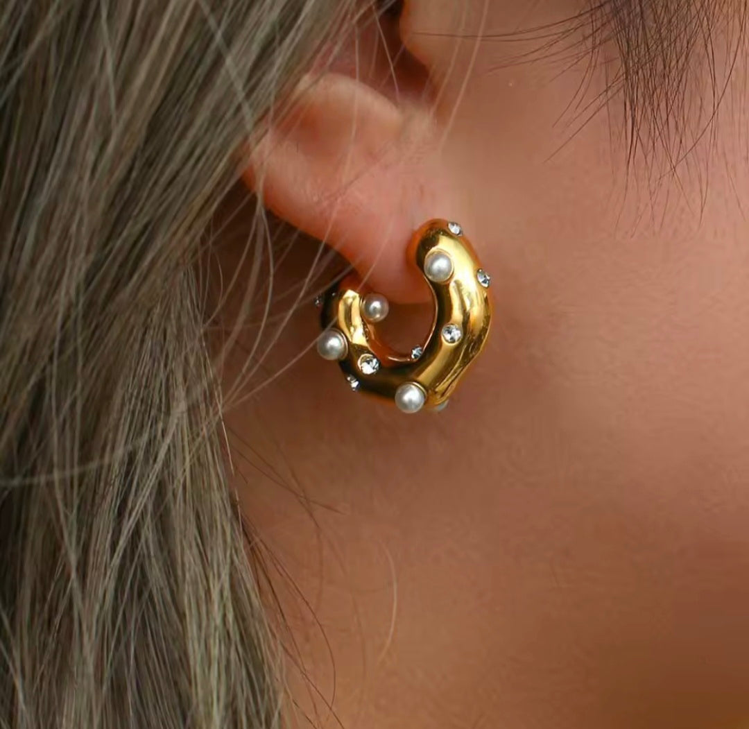 Brinco dourado CIDEIVAN com pedras de zircônia e pérolas, design elegante e moderno para tendências atuais.