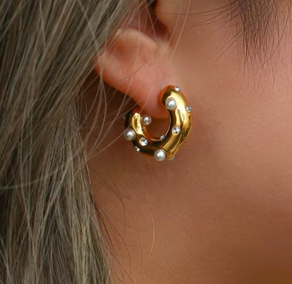 Brinco dourado CIDEIVAN com pedras de zircônia e pérolas, design elegante e moderno para tendências atuais.