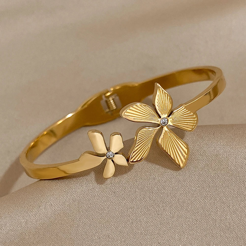 Pulseira Rígida Floral em Aço Inox