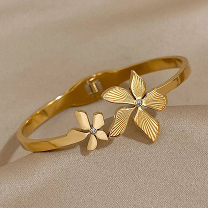 Pulseira Rígida Floral em Aço Inox