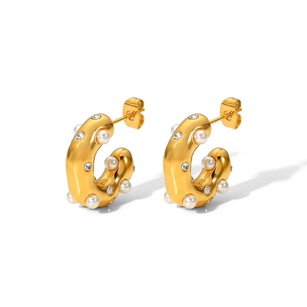 Brincos CIDEIVAN em aço inoxidável dourado com pedras de zircônia e pérolas, design moderno e sofisticado.