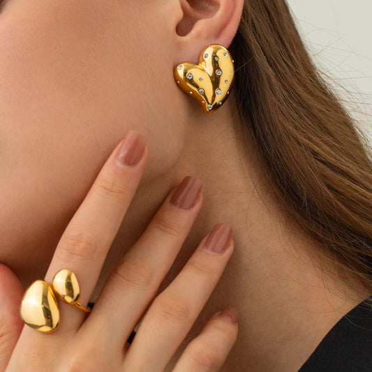 Brincos em Forma de Coração Dourado