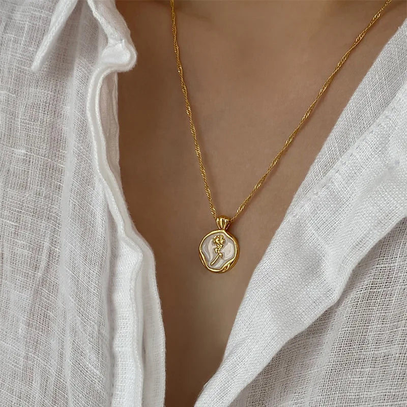 Colar com Pendente Desenho Flor em Aço Inox Dourado