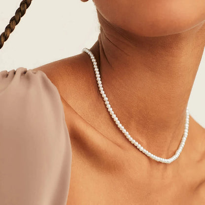 Um verdadeiro clássico que nunca sai de moda. Colares de pérolas elegantes, com fecho de aço inoxidável de alta qualidade e antialérgico.